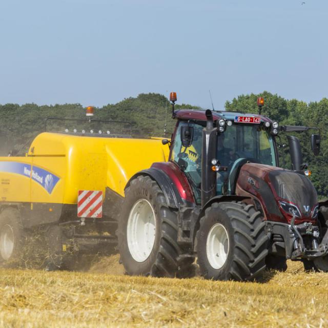 Pakken pressen New Holland 9070